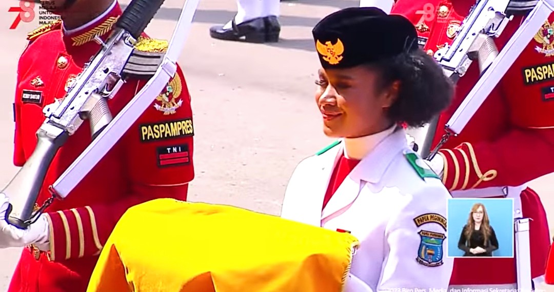 Putri Provinsi Baru Papua Lilly Wenda Pembawa Baki Bendera Merah