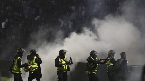 Larangan FIFA Penggunaan Gas Air Mata di Sepak Bola (AP Foto/ Yudha Prabowo)